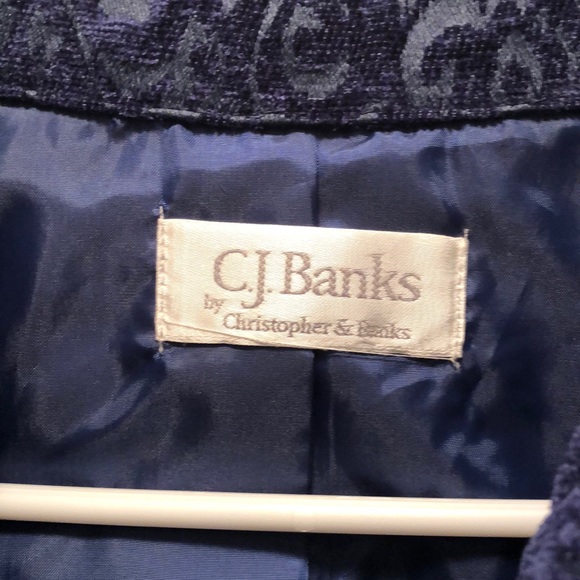 Jacket zipped up front - Picture 2 of 2